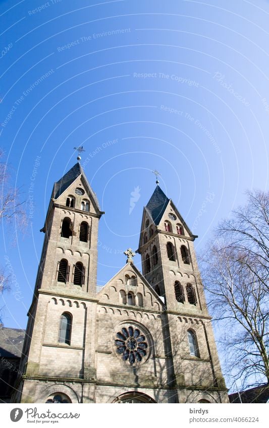 Der Immerather Dom St. Lambertus. Die Kirche wurde am 08.01.2018 durch den Energieversorger RWE abgerissen wie auch das ganze Dorf um die darunterliegende Braunkohle zu fördern.Die Löcher in den Türmen zeugen von der Bergung der Glocken.