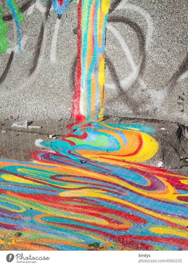 mehrfarbiges Graffiti, flüssige Farben laufen eine Wand herunter auf den Boden ohne sich zu vermischen bunt Straßenkunst farbigkeit Farbverlauf