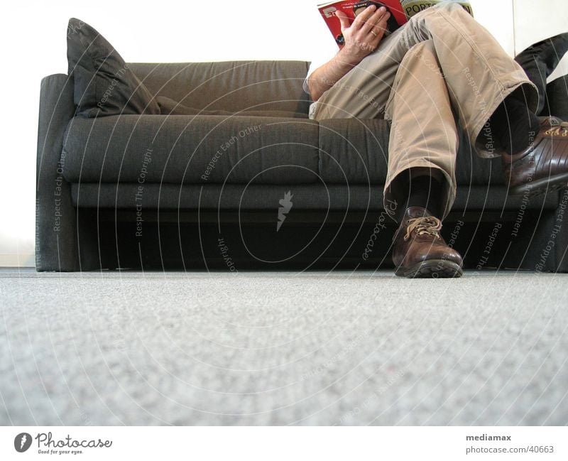 Warten lesen Erholung Sofa Froschperspektive Kissen Mensch warten Beine beine übereinandergeschlagen sitzen