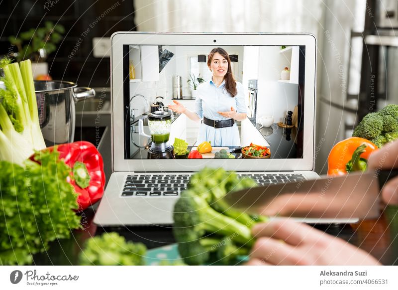 Schöne glückliche Frau Streaming Broadcast-Video-Blog über leckere und gesunde Lebensmittel aus der Küche zu Hause. Gesunder Lebensstil und soziale Medien. Mann beobachten Video Rezept auf Laptop und Kochen zu Hause.