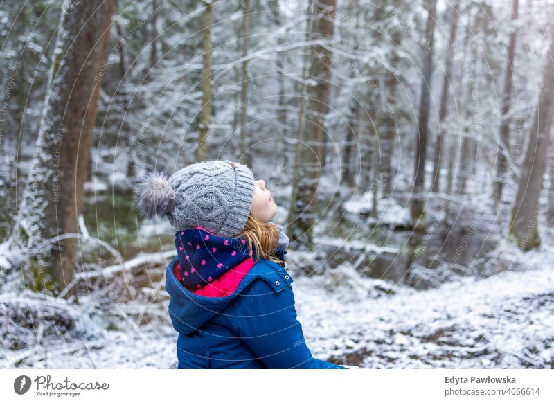 Kleines Mädchen genießt einen Spaziergang durch den Wald im Winter Bäume Kind Schnee kalt Wildnis wandern aktiv schön Bialowieza Kindheit Dezember dicht Frost