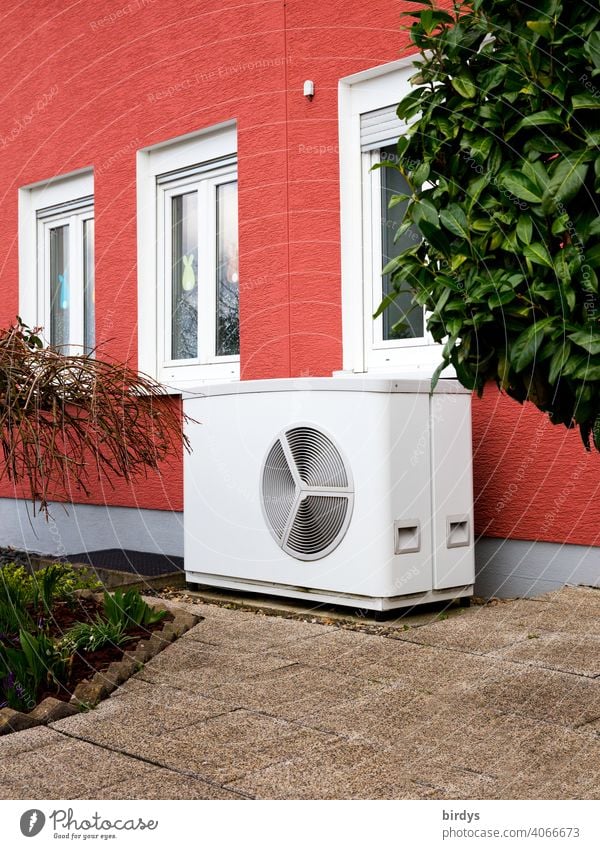 Luftwärmepumpe vor einem Reihenhaus. Moderne, umweltfreundliche Heiztechnik, Luftwasserwärmepumpe Heizung heizen Nachhaltigkeit Wohnhaus nachhaltig
