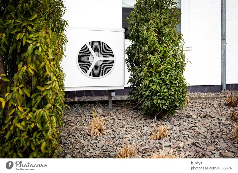 Luftwärmepumpe im Vorgarten eines Hauses. Moderne, umweltfreundliche Heiztechnik. Luftwasserwärmepumpe Heizung heizen Nachhaltigkeit Wohnhaus nachhaltig