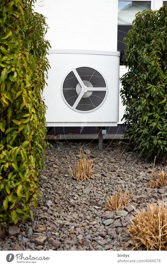 Luftwärmepumpe im Vorgarten eines Hauses. Moderne, umweltfreundliche Heiztechnik. Luftwasserwärmepumpe Heizung heizen Nachhaltigkeit Wohnhaus nachhaltig