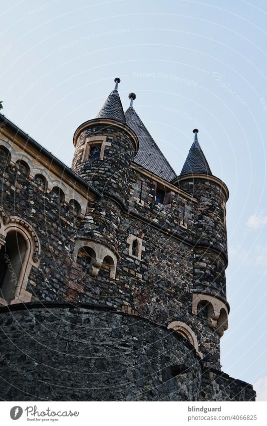 Mittelalterliche Baukunst Schloss Burg Mauer Turm Erker Fassade Schutzwall Burg oder Schloss Außenaufnahme Himmel Denkmal Wahrzeichen Sehenswürdigkeit
