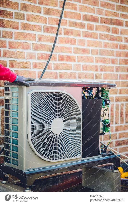 Luftwärmepumpe wird von einem Installateur installiert nachhaltig installation Luft-Wasser-Wärmepumpe ökologisch Mann Energiewirtschaft innovativ Wärmegewinnung