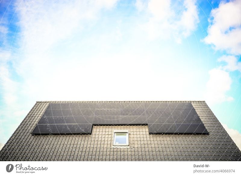 Photovoltaik und Sonnenschein gutes Wetter Haus Dach Solarzelle Photovoltaikanlage Erneuerbare Energie Solarenergie Sonnenenergie nachhaltig umweltfreundlich