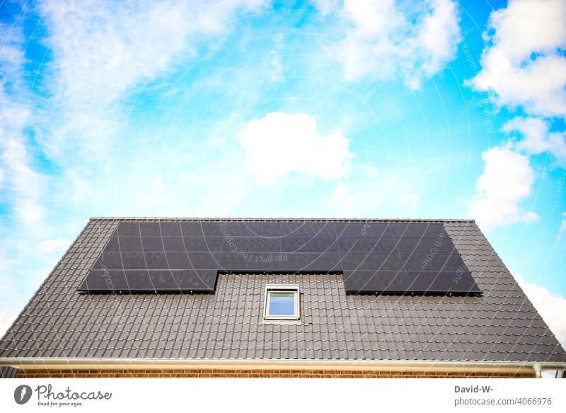 Solaranlage auf einem Dach bei schönem Wetter und Sonnenschein modern Schönes Wetter Erneuerbare Energie Photovoltaik nachhaltig Sonnenenergie Solarenergie
