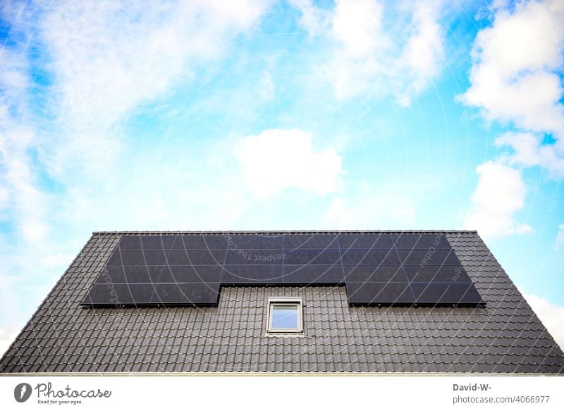moderne Photovoltaikanlage auf einem Dach Solarenergie innovativ Klima Sonnenschein Umwelt Solarzellen Erneuerbare Energie Sonnenenergie Umweltschutz