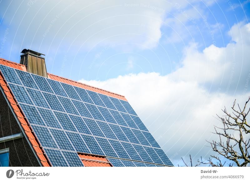 photovoltaik auf einem Dach eines Wohnhauses Photovoltaik Solarenergie Solarzellen Energiewirtschaft Sonnenlicht sparen Förderung Zukunftsorientiert