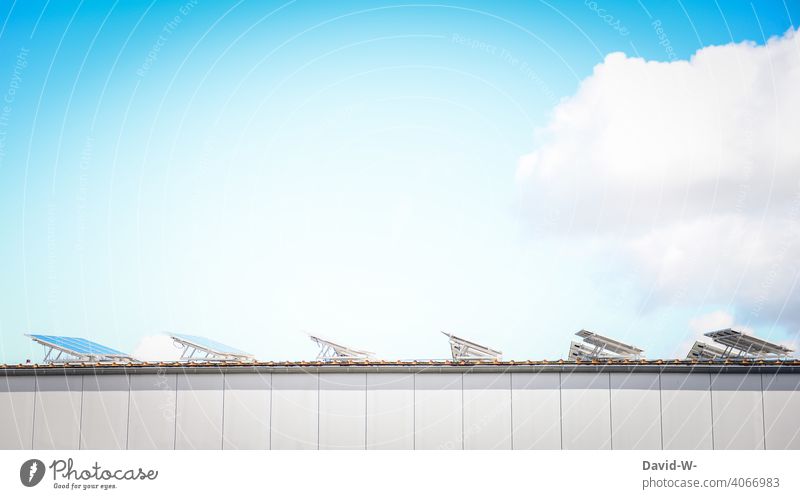 Solarzellen / Photovoltaik auf dem Dach angestrahlt vom Sonnenlicht fotovoltaikanlage lichtenergie Erneuerbare Energie umweltfreundlich Umweltschutz Klimaschutz