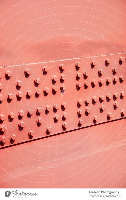 Roter Eisenhintergrund mit Schrauben abstrakt Architektur Versammlung Hintergrund Strahl Sperrriegel Brücke erbaut Nahaufnahme verbunden Anschluss Konstruktion