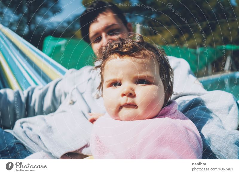 Kleines Baby genießt einen sonnigen Tag im Urlaub mit Papa Familie Feiertage Fröhlichkeit Vater Eltern Elternschaft Säuglingsalter Glück entdecken erkunden