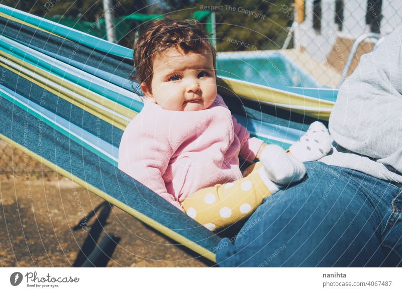 Kleines Baby hat Spaß auf einer Hängematte in einem sonnigen Tag Glück Feiertage Lifestyle Familie Säuglingsalter Kind Mädchen niedlich lieblich Leben Zeit