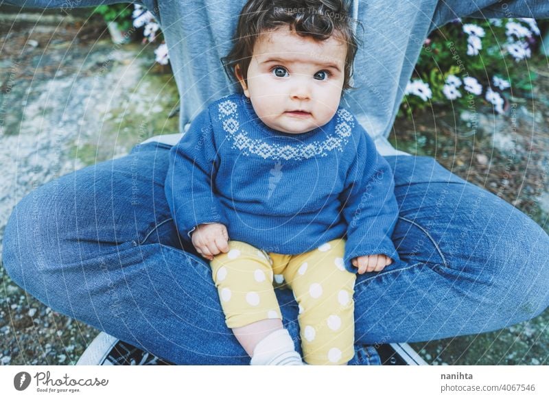 Kleines Baby Porträt sitzt auf seinem Vater Beine Papa alleinerziehend wirklich Familie Jeanshose lässig offen wenig Mädchen männlich Mann Jugend Elternschaft