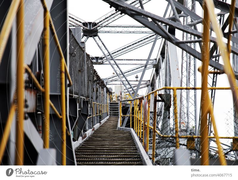 F60 passageway Bergwerk Tagebau metall gerüst eisen rohre linien fluchten gelb grau gang weg hoch tiefenschärfe streben architektur sicherheit schutz geschichte