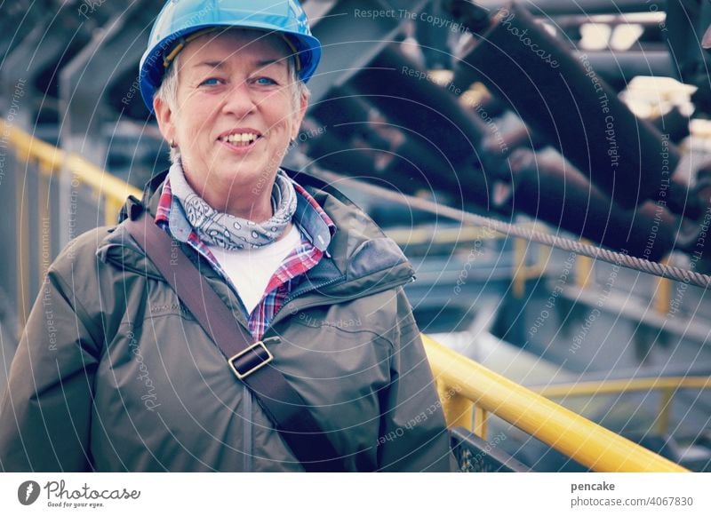 vornamen | wilhelma Schutzhelm blau Blauhelm Frau Spreewald lachen fröhlich lächeln Arbeit Porträt Baustelle Helm Arbeitsbekleidung Arbeitsschutz
