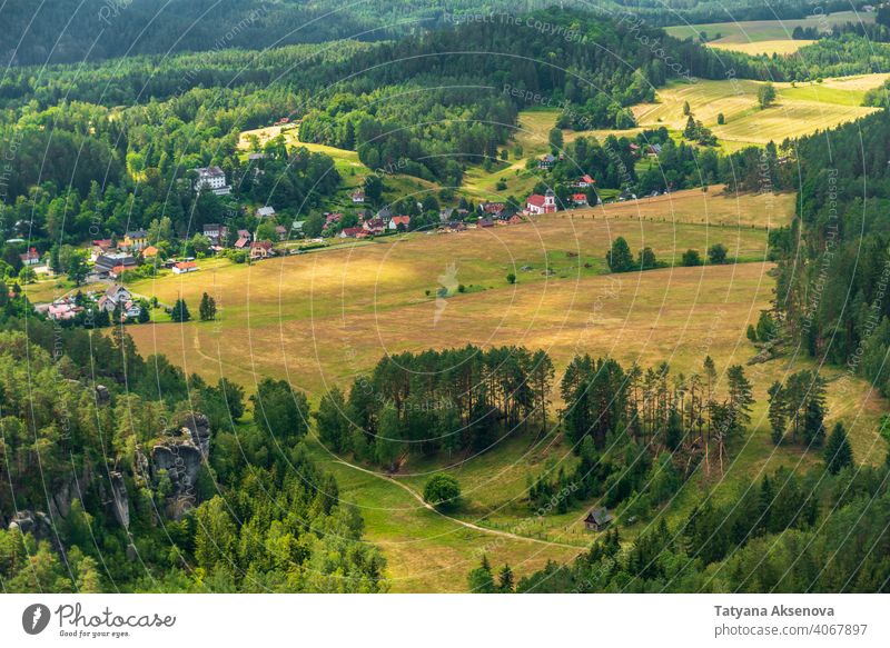 Blick vom Berg auf Jetrichovice, Böhmische Schweiz, Tschechische Republik Tschechen Bohemien Wald Berge u. Gebirge Natur Landschaft Hügel Park Sandstein Baum