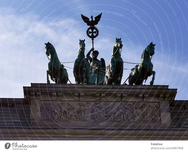 Die Quadriga auf dem Brandenburger Tor in Berlin Mitte Architektur Hauptstadt Deutschland Wahrzeichen Sehenswürdigkeit Außenaufnahme Menschenleer Denkmal