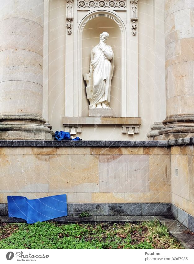 Grübelnd schaut die Statue nach unten auf das vom Winde verwehte Bett eines Obdachlosen Figur Kultur Architektur alt historisch Skulptur Sehenswürdigkeit
