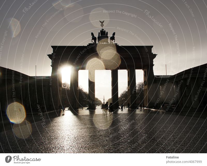 Während Fotoline noch in den letzten Regentropfen stand, die ihre Linse volltropften, kämpfte sich hinter dem Brandenburger Tor schon wieder die Sonne durch.