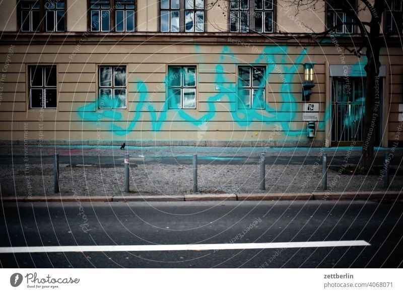 Beschmierte Fassade (unleserlich) aussage botschaft farbe gesprayt grafitti grafitto illustration kunst mauer message nachricht parole politik sachbeschädigung