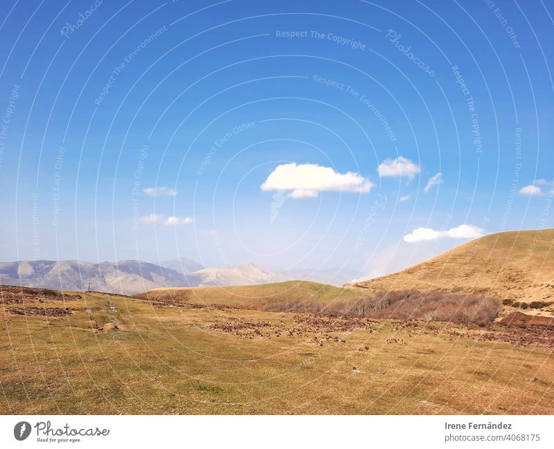 Bild einer Berglandschaft mit blauem Himmel und Wolken Landschaft Landschaftsarchitektur Feld Feldflora Feldblumen Kräuter Ansicht der Landschaft Natur