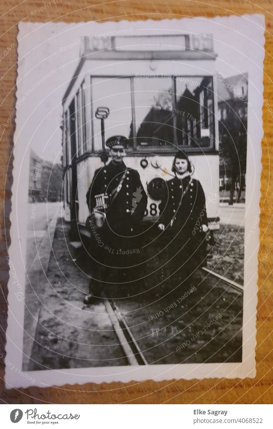 Strassenbahnschaffner analog Foto schwarz weiss altes Foto Schwarzweißfoto Vergangenheit Mensch bewahren Straßenbahn Schaffner Nostalgie