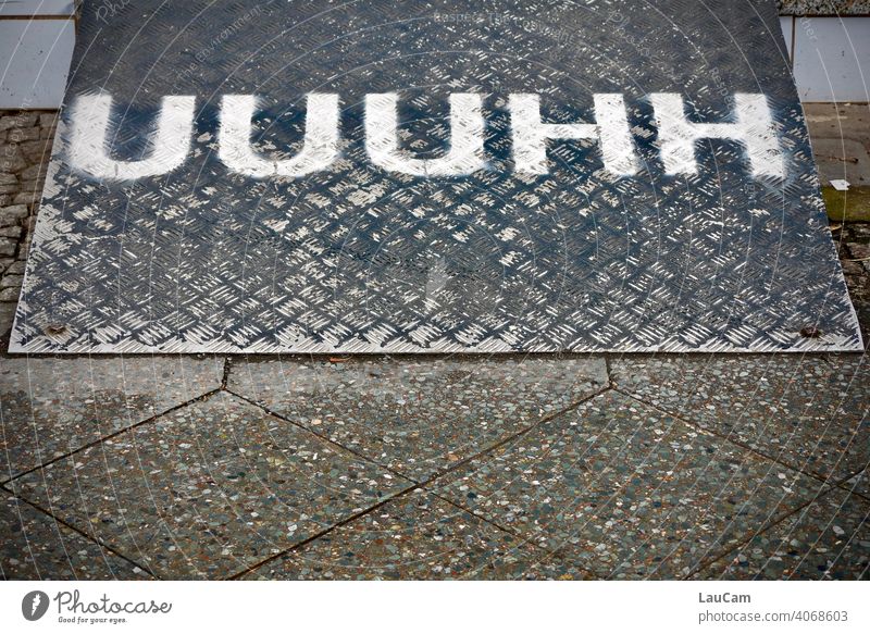 Weißer Schriftzug "UUUHH" auf schwarzem Hintergrund Schriftzeichen Buchstaben Lautmalerei lautmalerisch Typographie weiß Menschenleer Wort Text