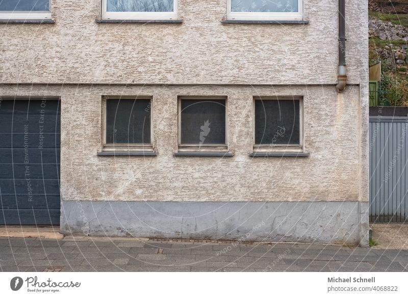 Tristesse trist grau Fassade Außenaufnahme Stadt Gebäude nicht schön