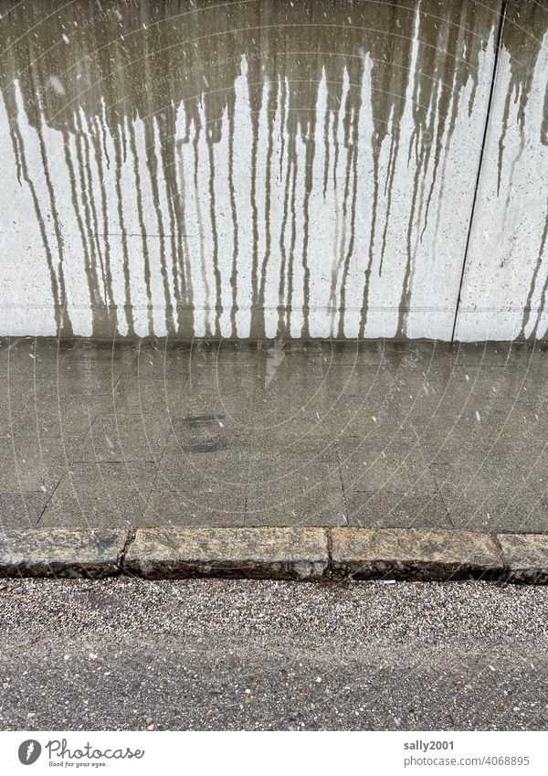 Schietwetter... Straße Bürgersteig Gehweg Betonwand Regen Tauwetter Nässe Wasserspuren grau in grau Muster nass trist schlechtes Wetter Wand Mauer Randstein