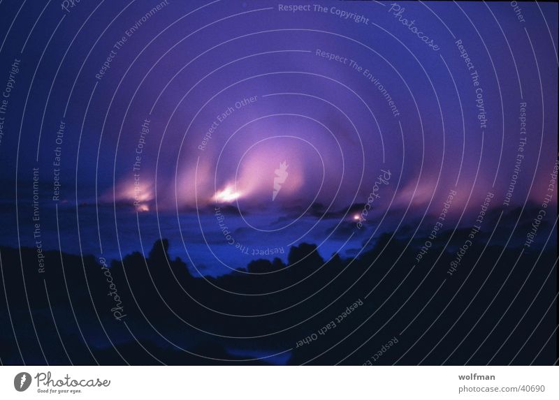 Lava rinnt ins Meer Sonnenuntergang Hawaii Nacht Vulkan Brand Mauna Kea Wasserdampf Dämerung wolfman wk@weshotu.com