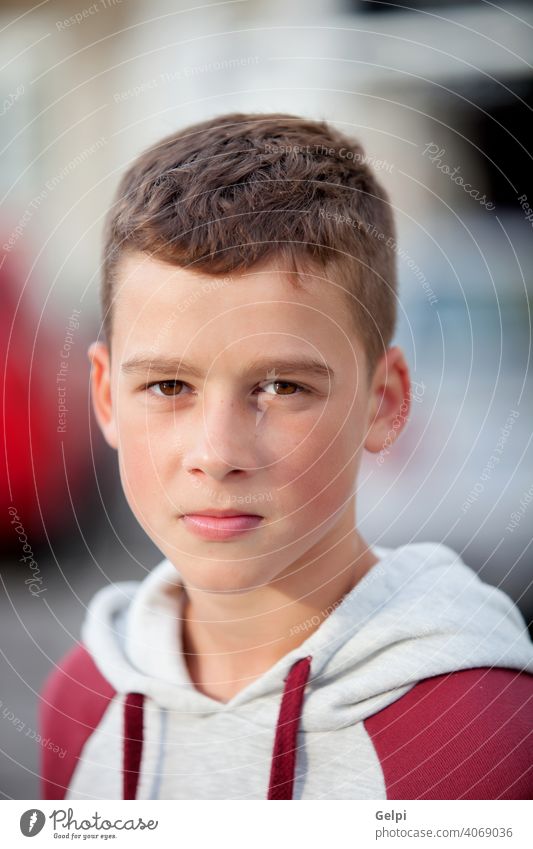 Gutaussehender Teenager-Junge mit Blick auf die Kamera jung männlich Jugend Porträt Kaukasier Glück Person gutaussehend attraktiv heiter Lächeln Lifestyle