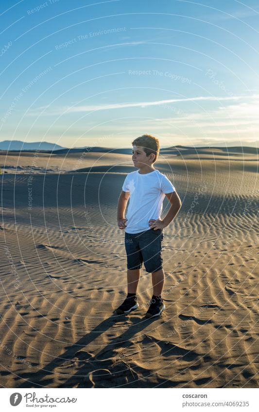 Kleiner Junge schaut weg in der Wüste trocken Strand lässig Kaukasier Kind übersichtlich wüst trocknen Düne Ökologie genießen Genuss Umwelt Spaß Glück Feiertage