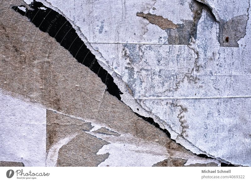 Muster eines abgerissenen Plakats an einer Litfassäule abstrakt Strukturen & Formen Farbfoto Außenaufnahme trashig kaputt