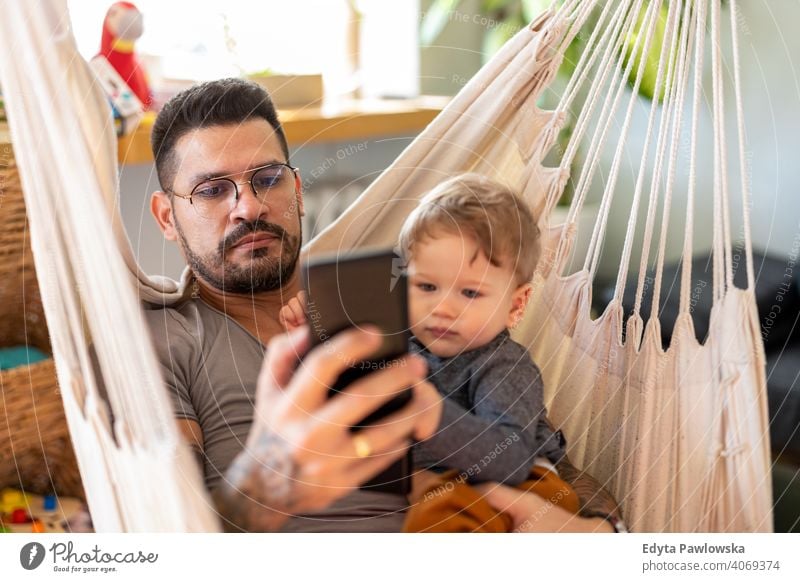 Bleiben Sie zu Hause Vater auf Smartphone ignorieren Kind alleinerziehend alleinerziehender Vater Vatertag Vaterschaft zu Hause bleiben Dad Vaterschaftsurlaub