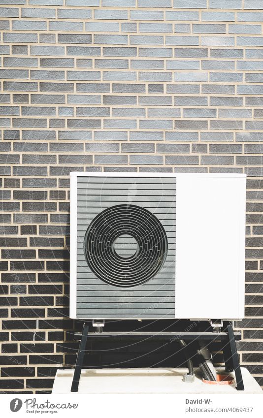 Luft-Wasser-Wärmepumpe an einer Hauswand modern Energiewirtschaft umweltfreundlich nachhaltig Wohnhaus Erneuerbare Energie Wärmegewinnung ökologisch