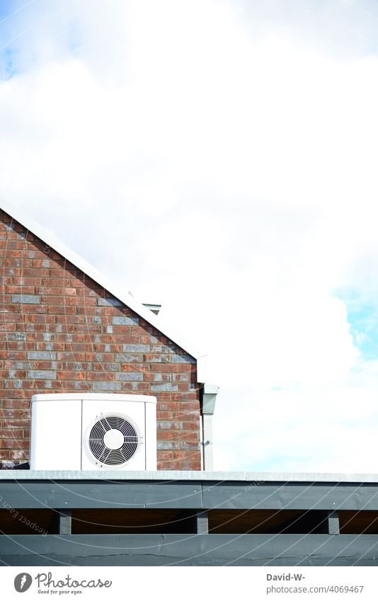 Luftwärmepumpe am Wohnhaus innovativ Ventilatoren ökologisch umweltfreundlich Wärmepumpe Wärmegewinnung Luft-Wasser-Wärmepumpe nachhaltig Nachhaltigkeit modern