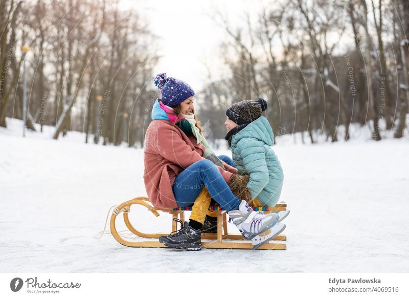 Mutter und Sohn haben einen großen Wintertag im Freien spielen im Schnee Tochter Saison Zusammensein gefroren heiter Spaß Kind Menschen Park Feiertag Wald