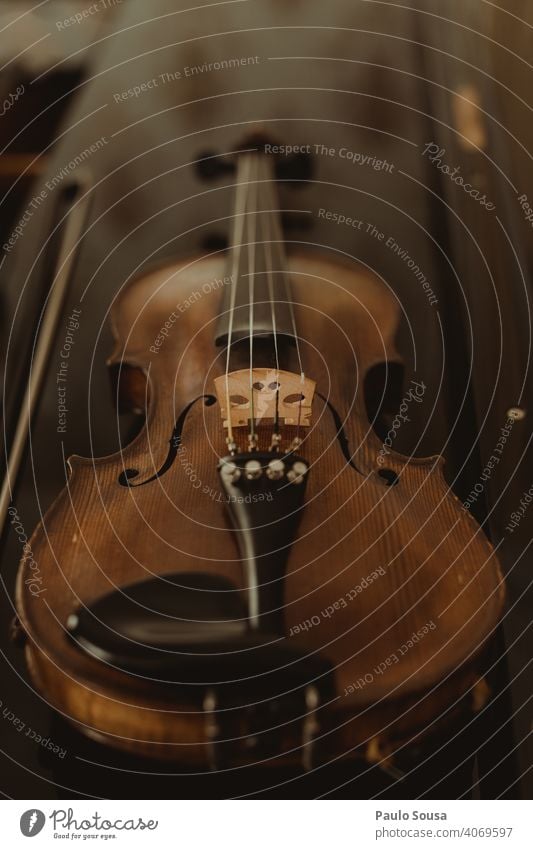 Nahaufnahme Geige auf dem Tisch Schnur Streichinstrumente Musik Musikinstrument Musical Geiger Saite Innenaufnahme Farbfoto Klassik Holz Musiker musizieren