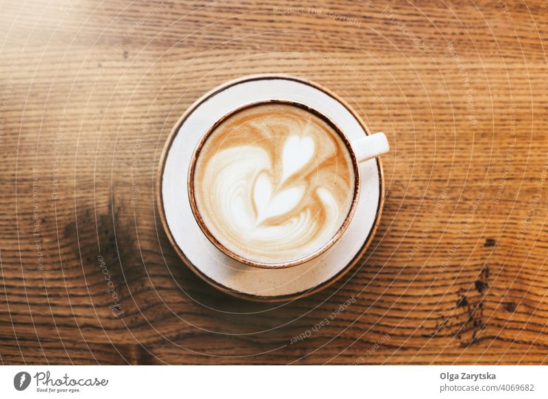 Eine Tasse Cappuccino auf dem Holztisch. Kaffee Kunst Latte Café Hintergrund Herz Paar Becher melken hölzern weiß Getränk braun trinken Espresso schäumen heiß