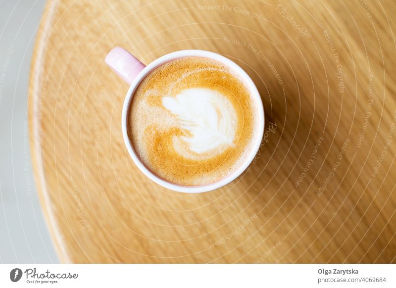 Cappuccino auf Holztisch. Kunst Latte Tasse schäumen macchiato Top Ansicht Hintergrund Design Sahne Muster altehrwürdig Kaffee Frühstück braun Café Koffein