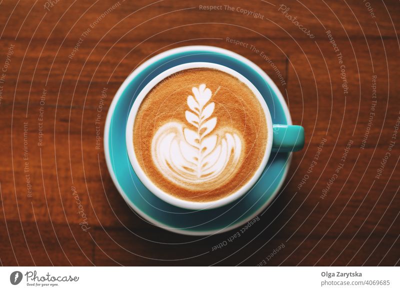 Eine Tasse Cappuccino mit Latte Art auf Holztisch. Kunst schäumen macchiato Top Ansicht Hintergrund Design Sahne Muster Kaffee Aroma Frühstück braun Café