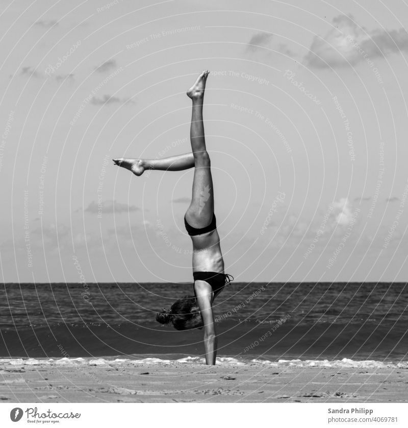 junge Mädchen macht perfekten Handstand am Strand strand handstand mädchen sportlich athletisch Freude Fitness Sport Außenaufnahme Lifestyle Sport-Training