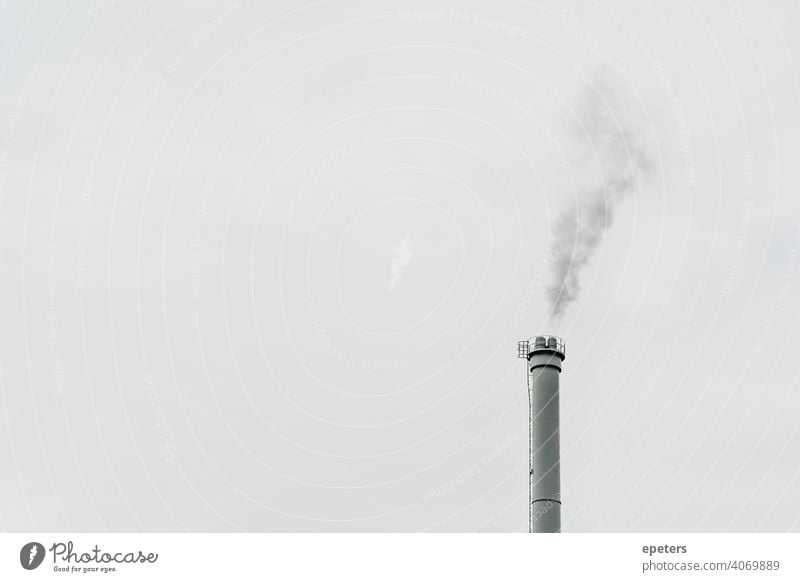 Grauer Rauch, der aus einem Industrieschornstein vor grauem Himmel austritt Saurer Regen Luftverschmutzung Hintergründe Business Kapitalismus Kohlendioxid