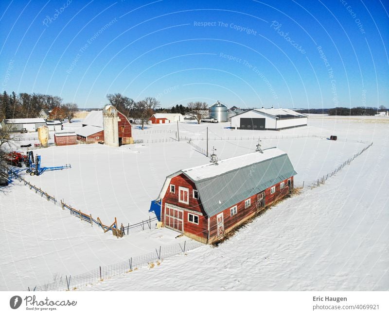 Urige ländliche Farm in Minnesota im Winter Bauernhof Gehöft Scheune Scheunen Viehbestand Silo Minnesota Landschaft Agrarlandschaft Mittlerer Westen historisch