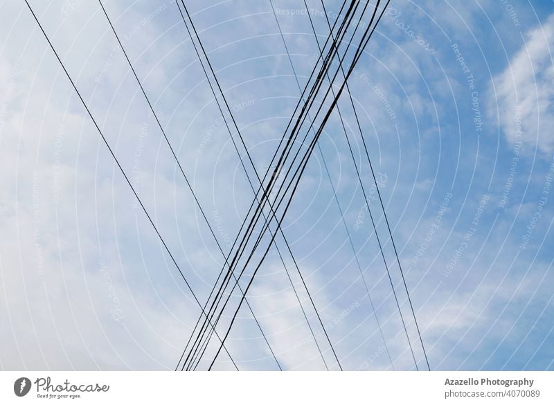 Stromdrähte Blick gegen den Himmel abstrakt Architektur Hintergrund blau Kabel Großstadt Gefahr Design Detailaufnahme Verteilung elektrisch Elektrizität Energie