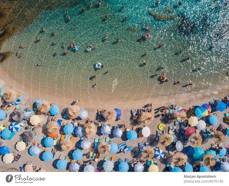 Luftaufnahme eines Strandes auf der griechischen Chalkidiki Khalkidhiki Sithonia-Chalkidiki-Drohne Seeküste Küstenlinie Badeurlaub Ferien & Urlaub & Reisen