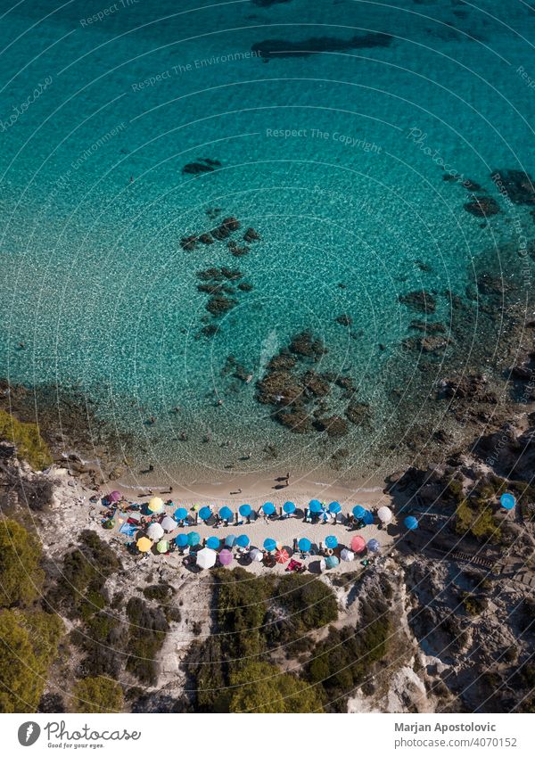Luftaufnahme eines Strandes auf der griechischen Chalkidiki Khalkidhiki Sithonia-Chalkidiki-Drohne Seeküste Küstenlinie Badeurlaub Ferien & Urlaub & Reisen