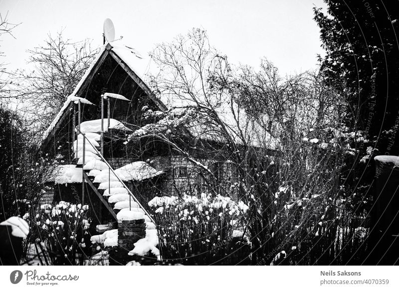 rutschige Treppe Haus Dach Schnee Architektur Winter Außenaufnahme kalt Fenster Menschenleer Himmel Frost Gebäude Eis Tag weiß Schornstein Fassade Wand Baum